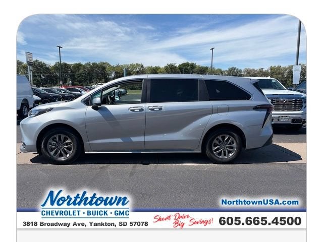 2025 Toyota Sienna LE