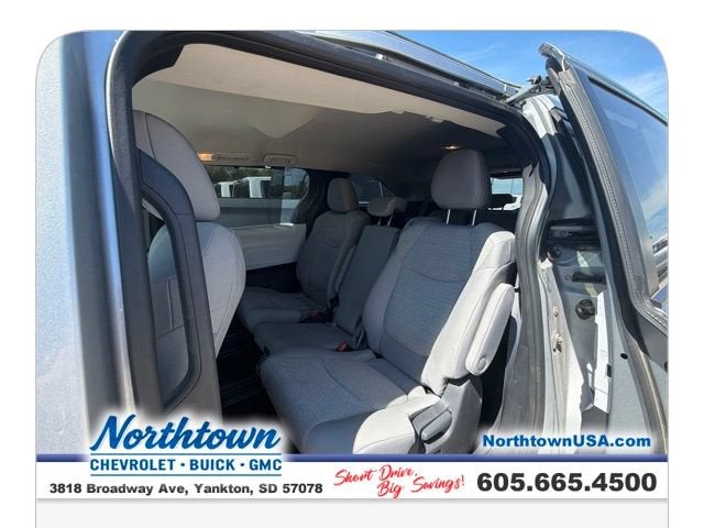 2025 Toyota Sienna LE