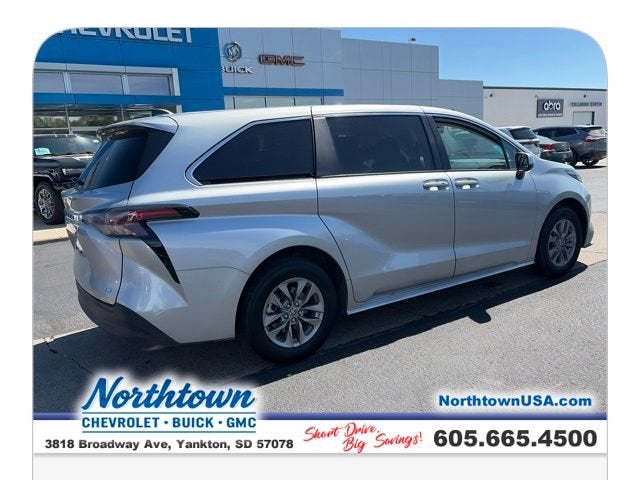 2025 Toyota Sienna LE