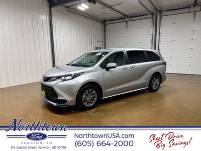 2025 Toyota Sienna LE