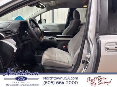 2025 Toyota Sienna LE
