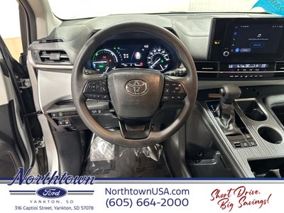 2025 Toyota Sienna LE