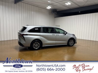 2025 Toyota Sienna LE